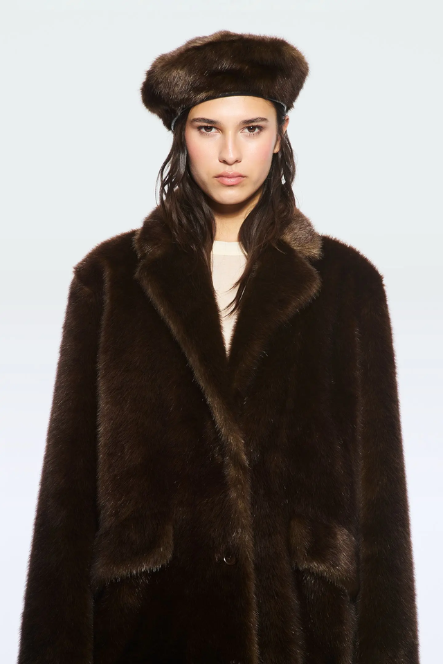 Pelliccia marrone Stand Studio