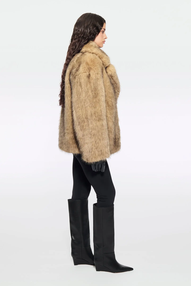 Pelliccia beige Stand Studio