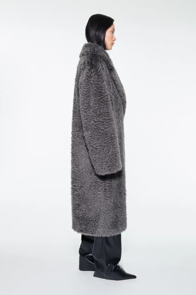 Pelliccia grigia Stand Studio