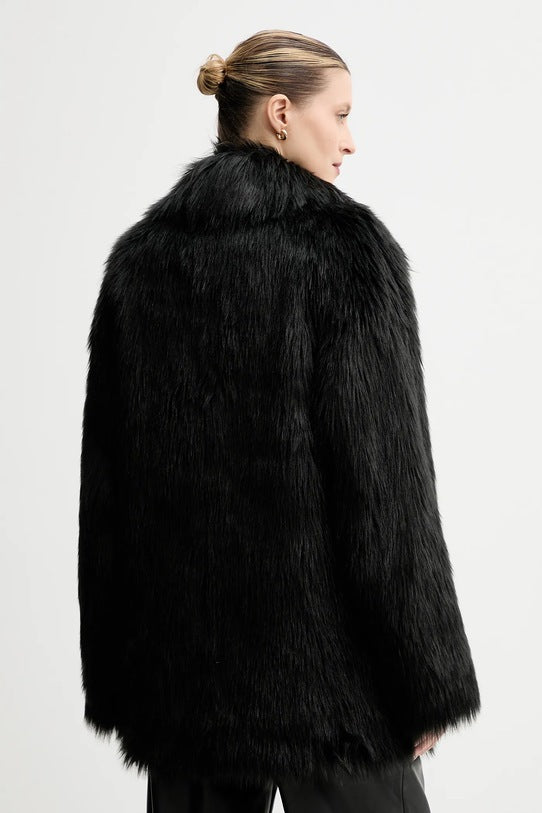 Pelliccia nera Stand Studio