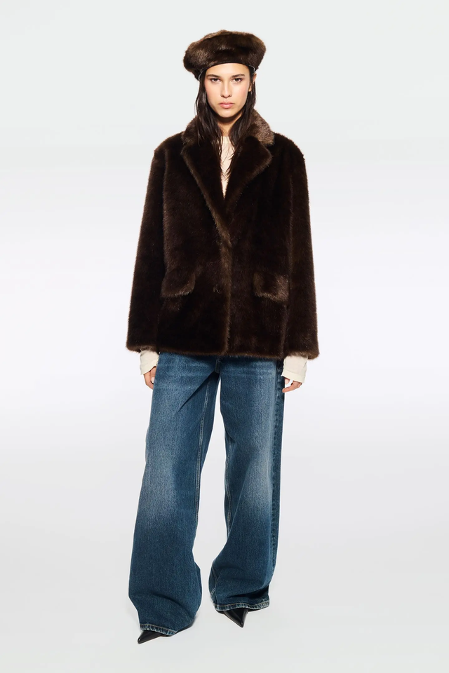 Pelliccia marrone Stand Studio