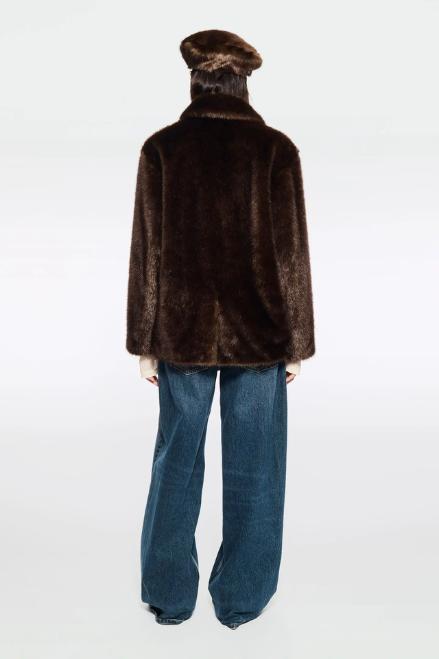 Pelliccia marrone Stand Studio