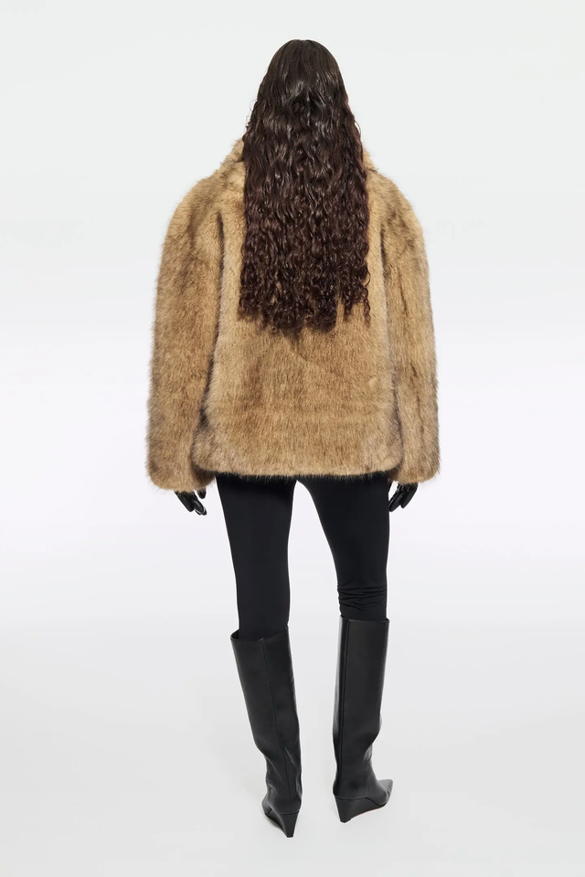 Pelliccia beige Stand Studio