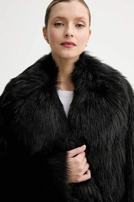 Pelliccia nera Stand Studio