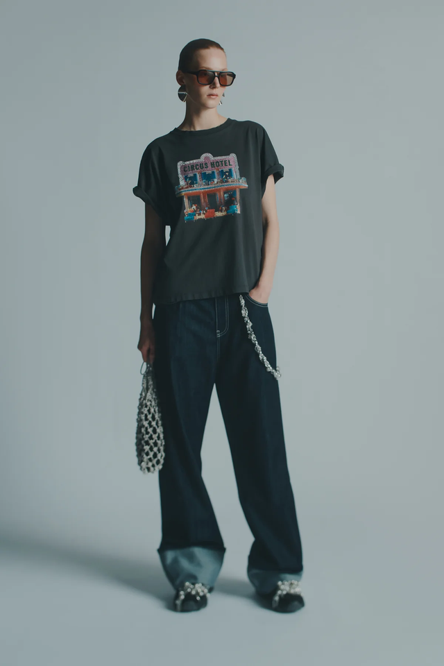 T-Shirt nera Circus Hotel