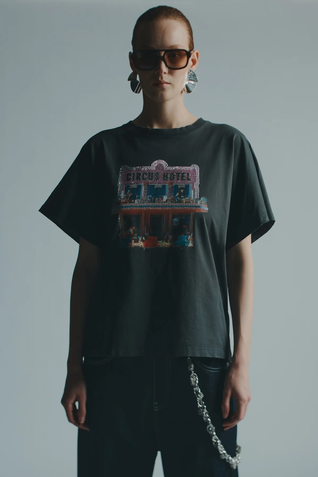 T-Shirt nera Circus Hotel